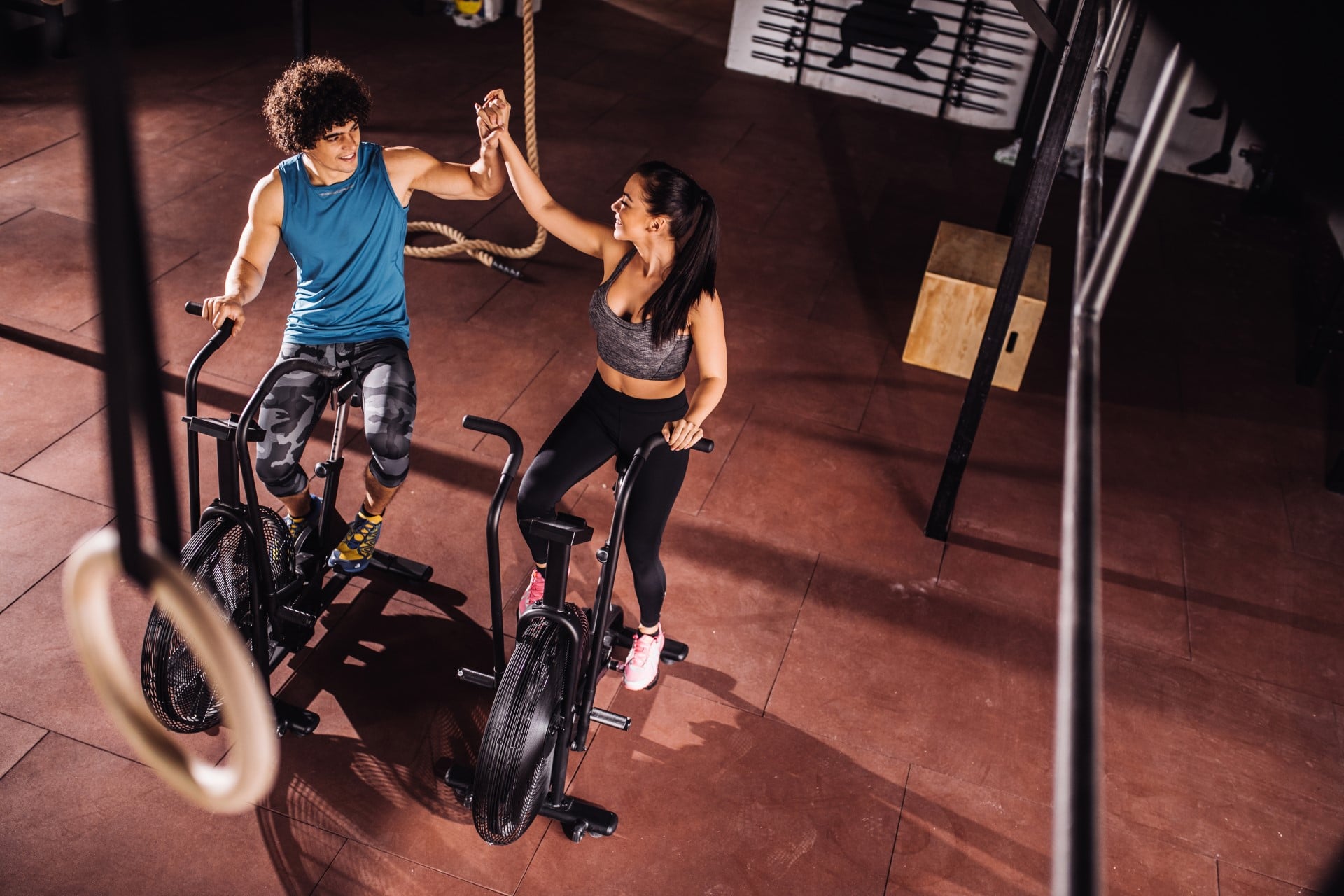 Two people exercising in a gym | Featured image for The Importance of Cross Training blog for Pivotal Motion Physiotherapy.