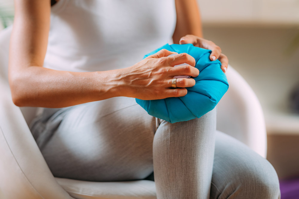Icing the knee | Featured Image for Knee Physiotherapy