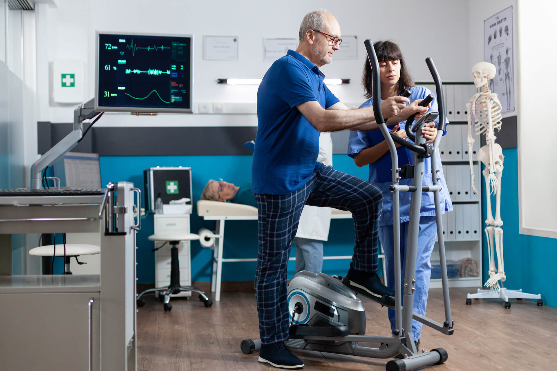Doctor helping a patient with their exercise | Featured Image for Pivotal Motion Physiotherapy Exercise Programs blog for Pivotal Motion Physiotherapy.